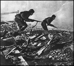 Soviet troops fighting in the rubble